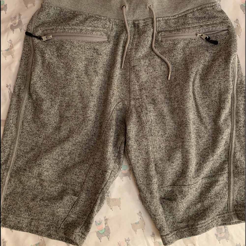 Men’s lounge shorts with pockets